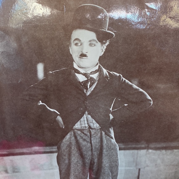 Charlie Chaplin in a classic pose circa 1916 - Picture 4 of 4